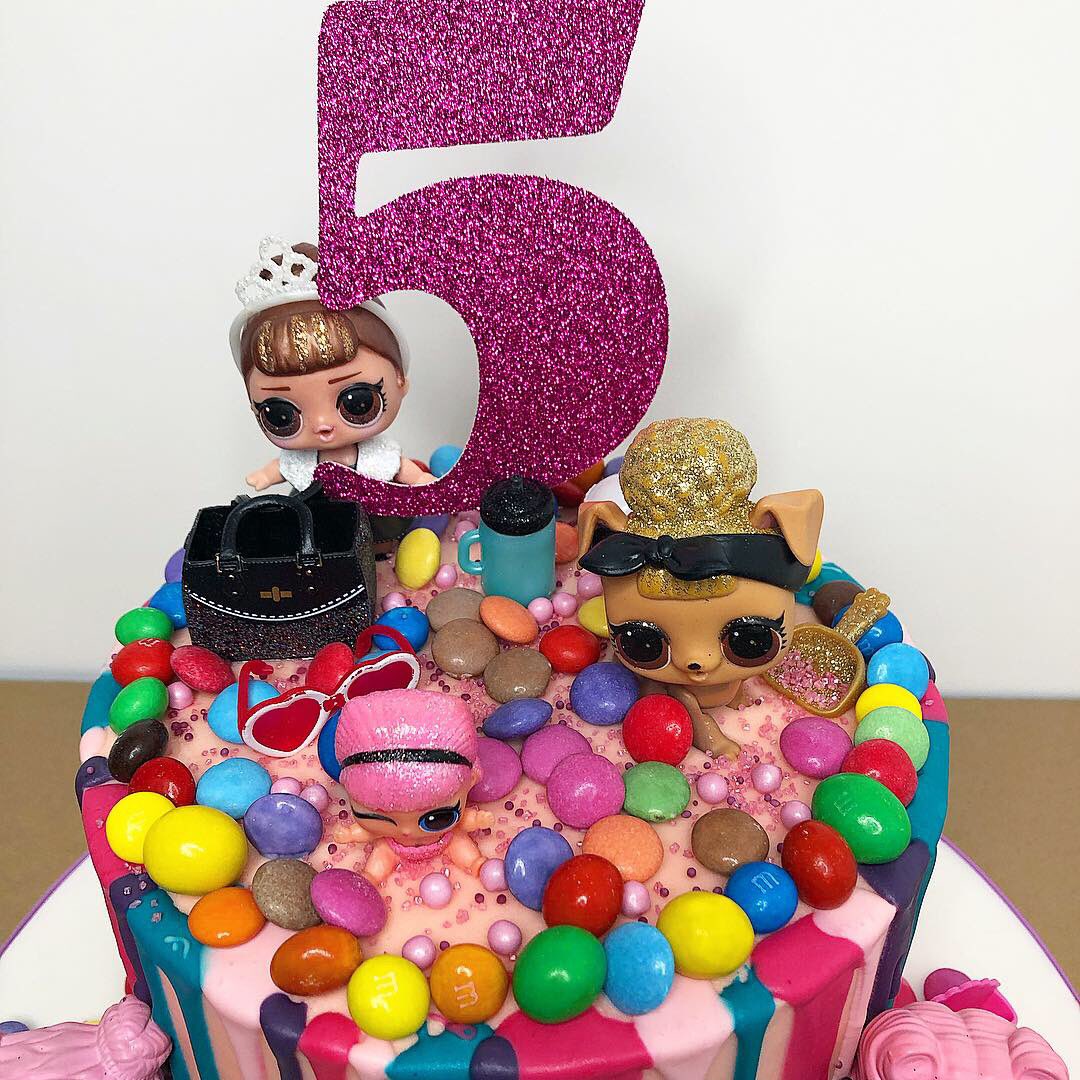 AdamAbiCakes's tweet photo. Happy 5th Birthday Daisy! Hope you liked your LOL Surprise Doll cake 🎂👓👛👜👗🕶

@LOLSurpriseDoll 
#lolsurprise #lolsurpriseparty #lolsurprisecake #loldollcake #birthdaycake #cake #cakedecorating #cakedesign #cakeart #bespokecake #cupcakes https://t.co/9a6JDIb5pu