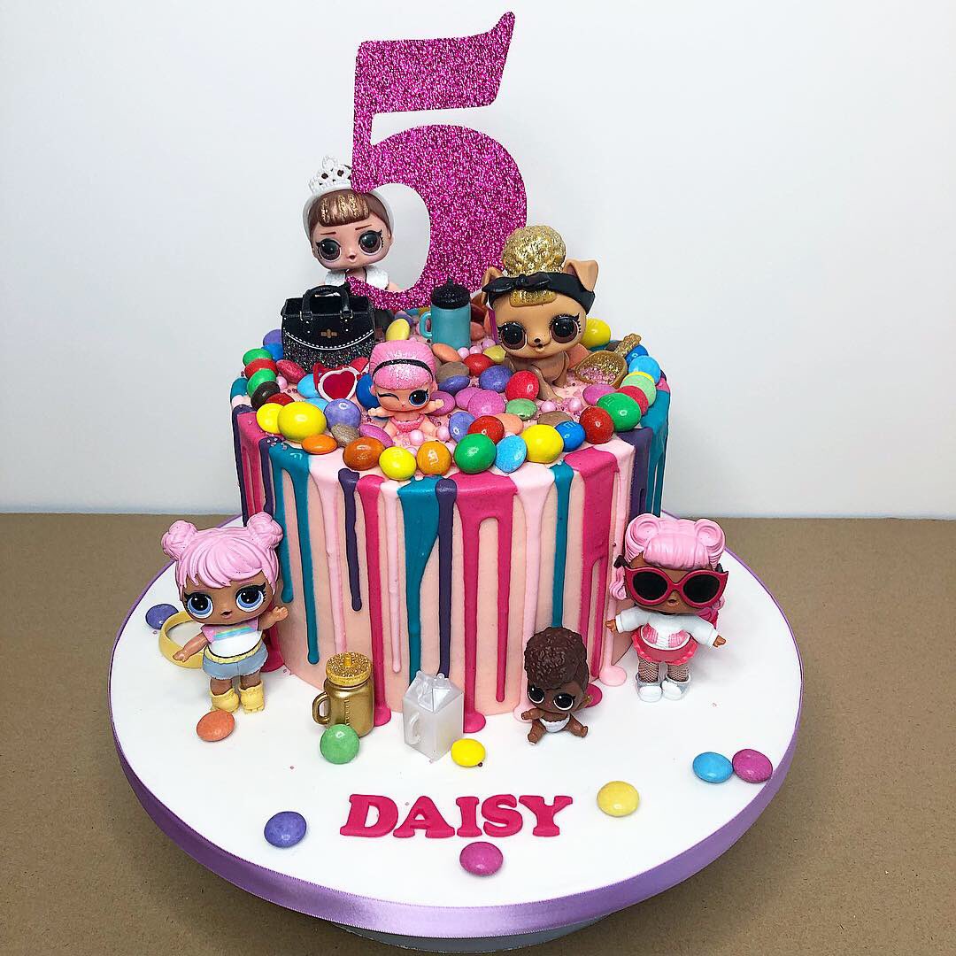AdamAbiCakes's tweet photo. Happy 5th Birthday Daisy! Hope you liked your LOL Surprise Doll cake 🎂👓👛👜👗🕶

@LOLSurpriseDoll 
#lolsurprise #lolsurpriseparty #lolsurprisecake #loldollcake #birthdaycake #cake #cakedecorating #cakedesign #cakeart #bespokecake #cupcakes https://t.co/9a6JDIb5pu