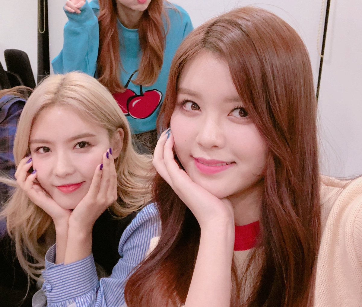 naongarchive's tweet photo. happy birthday to our pretty lovely soyee ♡ hope you can continue to shine as bright as you are right now, we love you so much #HAPPYSOYEEDAY https://t.co/sywTu1cnkD