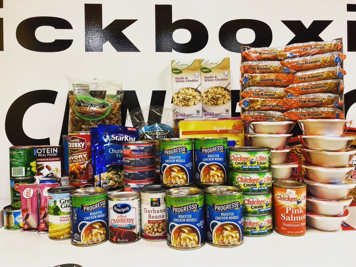 cko_centercity's tweet photo. What feels just as good as crushing a 60 minute CKO class? Giving back! We’re extending our food drive until DEC 1ST 🙌 Bring nonperisables to the front desk &amp; let’s get this pile even bigger to #KnockOutHunger2018 🥊🥊🥊 https://t.co/FMfPIyp4pl