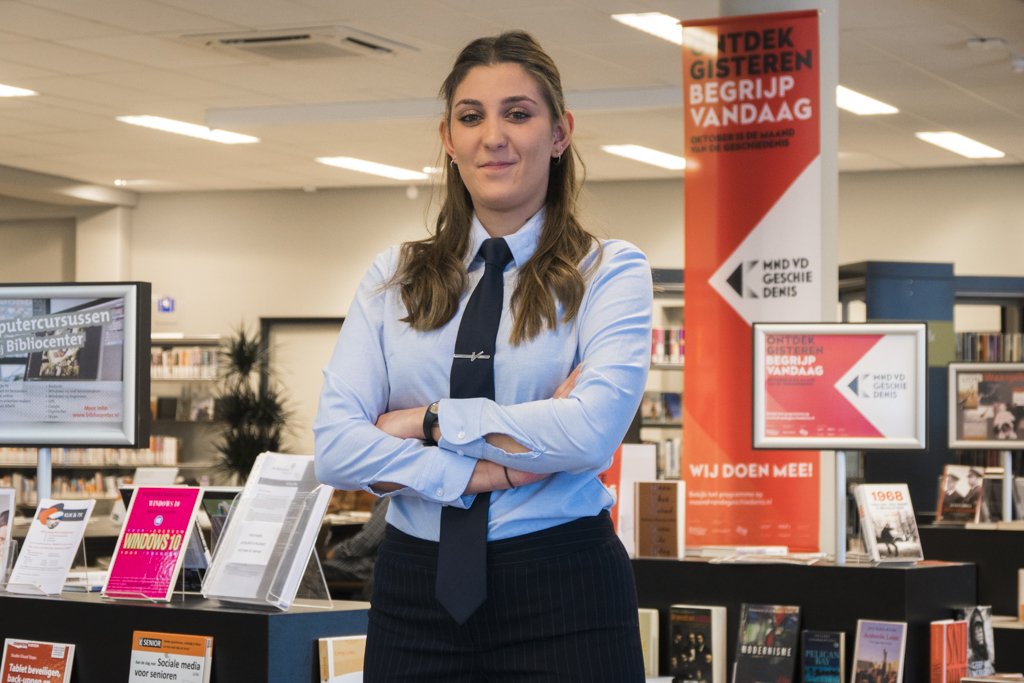 Ze baant zich op turbo-snelheid een weg in de Nederlandse maatschappij. Joyce Farah uit Syrië spreekt vloeiend Nederlands, bakt heerlijke taarten voor biebbezoekers <a href="/biblio_center/">Bibliocenter</a>, trekt regelmatig een beveiligerspakje aan. Lees haar bijzondere verhaal: werkpuntkom.nl/nieuws/9562800…