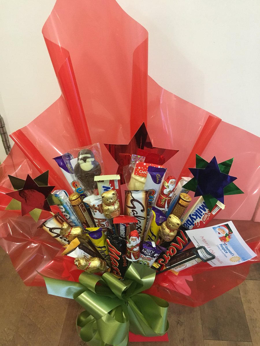 gingerhelen1's tweet photo. We are looking for hosts of our beautiful Christmas Bouquets to help raise £100 for patients of @SLHYork Any takers in Selby, Pock, Tadcaster @SelbyDC @LovePock_ #Christmas #hospice https://t.co/wyPie6BsCO