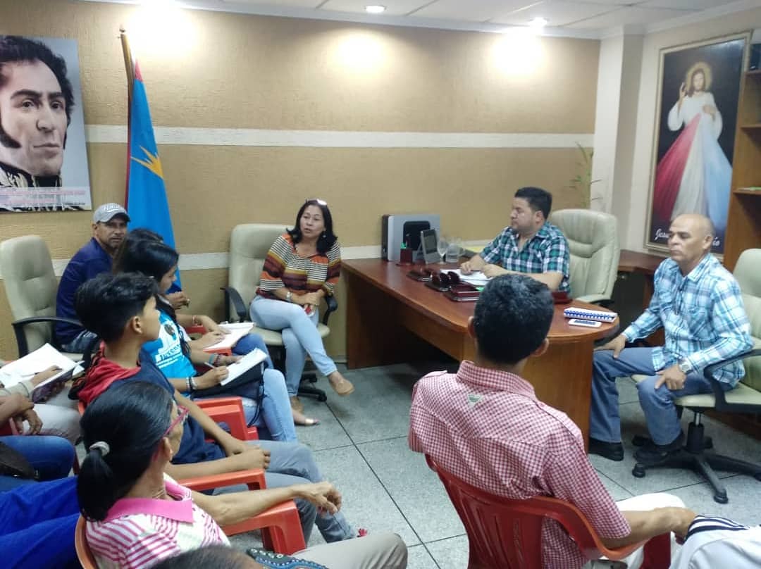 josedavidfalcon's tweet photo. Nos reunimos con los comités de usuarios de transporte del Municipio Los Taques, para establecer lo que será el monto del pasaje a cancelar desde este 1 de Diciembre, con la puesta en funcionamiento de Corpo Los Taques, con 9 unidades al servicio de nuestro municipio. https://t.co/pwup9fZjFc