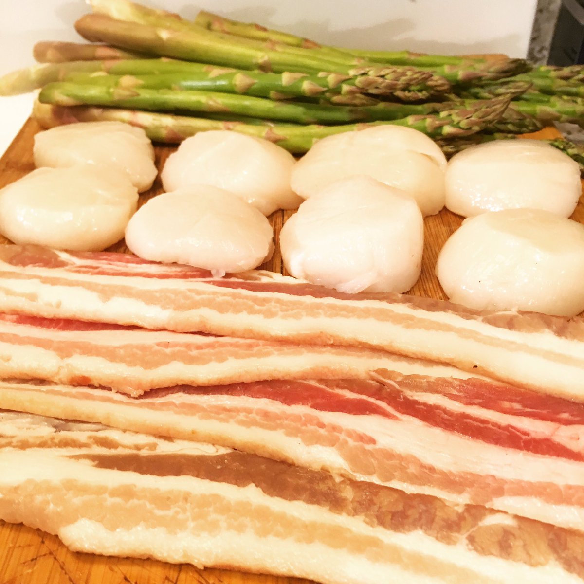 KitchenSprout's tweet photo. ICYMI: #MondayMotivation #HomeChef #BaconWrappedAsparagus #PanSearedScallops #SaffronRissotto #Foodporn #Foodie #Foodpics #GoodEats #GoodTimes #Celebrate #DrinkWine #CheersFromToronto🥂🥓🥂🥓🥂🥓 https://t.co/6RsjSAIWfs