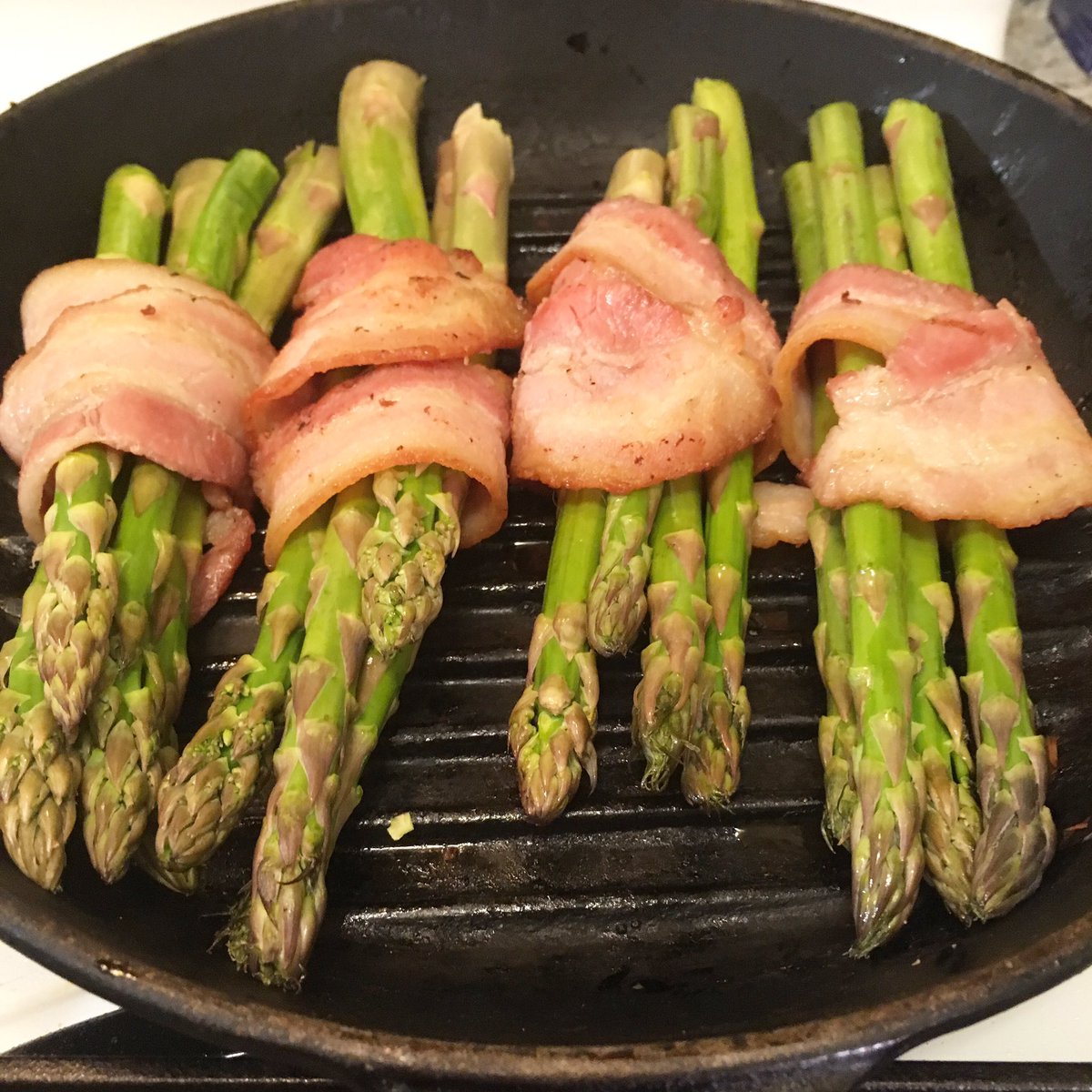 KitchenSprout's tweet photo. ICYMI: #MondayMotivation #HomeChef #BaconWrappedAsparagus #PanSearedScallops #SaffronRissotto #Foodporn #Foodie #Foodpics #GoodEats #GoodTimes #Celebrate #DrinkWine #CheersFromToronto🥂🥓🥂🥓🥂🥓 https://t.co/6RsjSAIWfs
