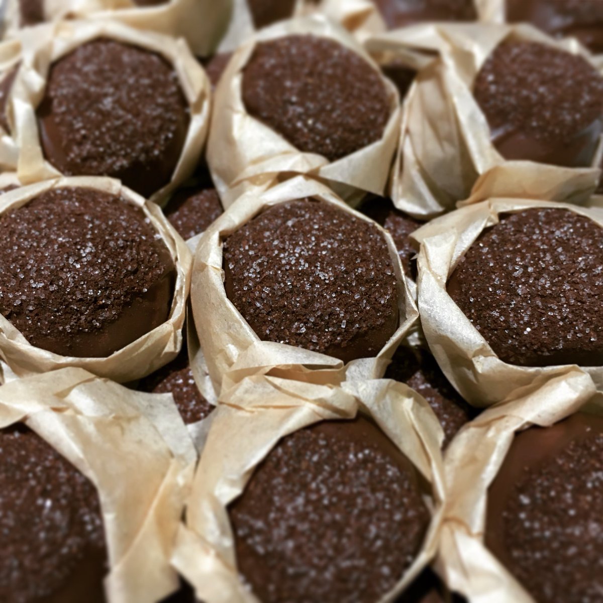 ChocArts's tweet photo. A perfect afternoon pick me up, our new #Latte truffle will help you fight off that 3 pm slump!   
Made with Greg’s personally blended Amore milk chocolate from @cacaobarryofficial Or Noir program. https://t.co/VV7cr4BKJl