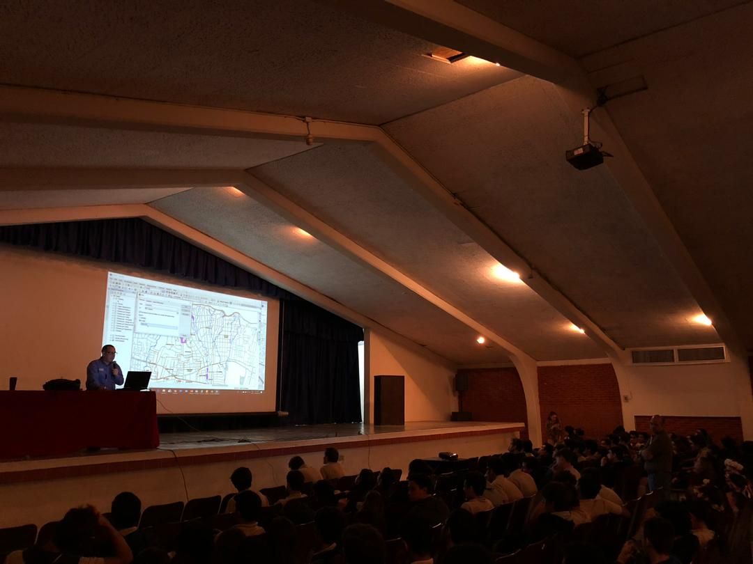 Esri_Venezuela's tweet photo. Presentación GIS realizada por Edgar Diaz en el GIS Day 2018. Auditorio del Colegio San Ignacio de Loyola en Caracas, #GISDay #GISDay2018 #GIS # https://t.co/Rc6Htf33kN