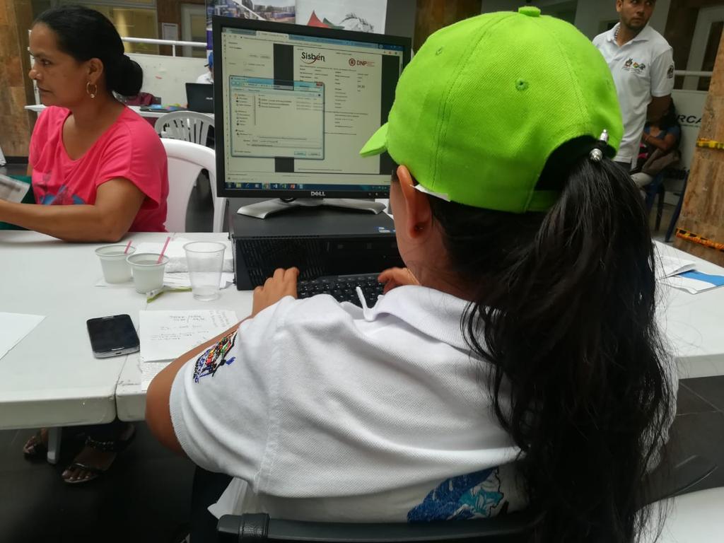 GobCasanare's tweet photo. #AEstaHora seguimos acompañando a más familias 👨‍👩‍👧‍👦👨‍💻 en la jornada caracterización del Proyecto Multifamiliar  #LasMariselas. 🏬 Te invitamos ser participes de esta nueva obra que a diario se fortalece de corazón 🏘🤠🤗 https://t.co/ixcr3Zv0U8