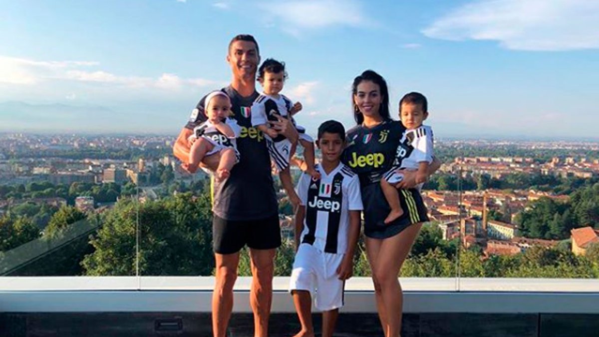 BuhoMag's tweet photo. ¡Boda! Cristiano Ronaldo y Georgina Rodríguez se habrían comprometido

https://t.co/h49w2HsW48 https://t.co/3953kBFavC