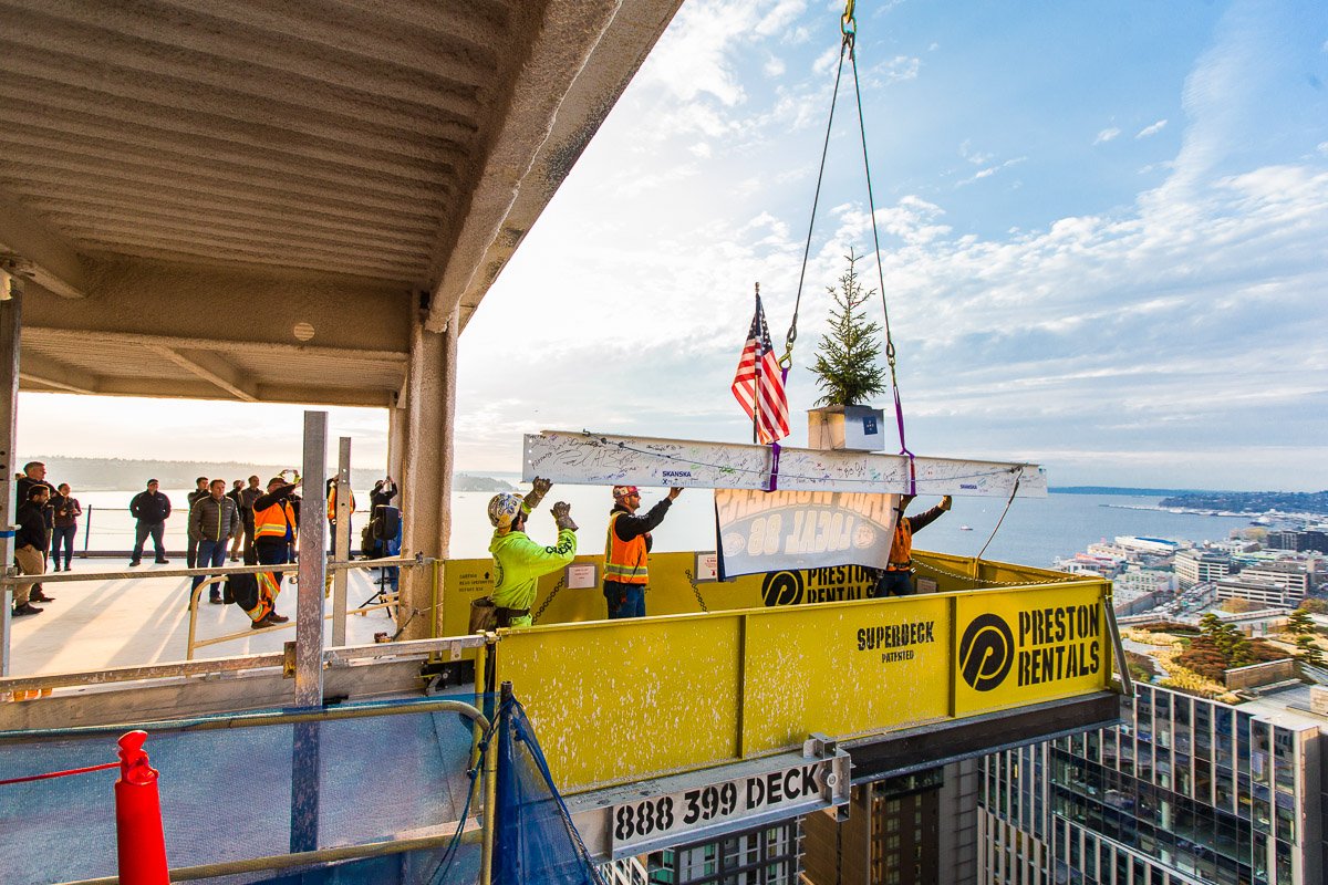SkanskaUSA's tweet image. Our Seattle team achieved the topping out milestone for 2+U placing the highest piece of steel on our 38-story Class-A office tower in the heart of Seattles central business district.#BuildingWhatMatters