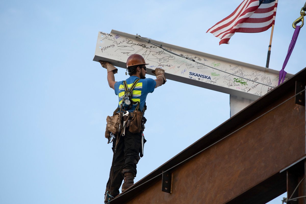 SkanskaUSA's tweet image. Our Seattle team achieved the topping out milestone for 2+U placing the highest piece of steel on our 38-story Class-A office tower in the heart of Seattles central business district.#BuildingWhatMatters