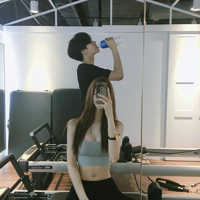zgseong's tweet photo. ( abis nge-gym bareng, ceritanya. )

👧:   bintit aku mau foto, awas jgn disitu.
👦:   biarin ada aku nya, biar jadi pemanis.
👧:   pemanis apanya kamu minum gitu. https://t.co/6IRngTB3g5