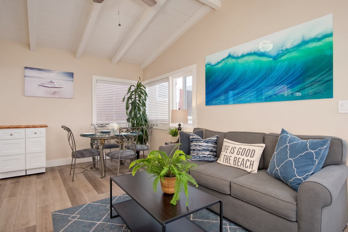 BeachsideVR's tweet image. Last minute special! Nov dates just $139/Night at this #NewportBeach vacation rental! 

Less than a block to the sand &amp;amp; half mile to pier! 2 bedroom, 1 bath. Call to book at this special rate at 800-408-1822 ext 1, or click here for more info: bit.ly/tw28thB