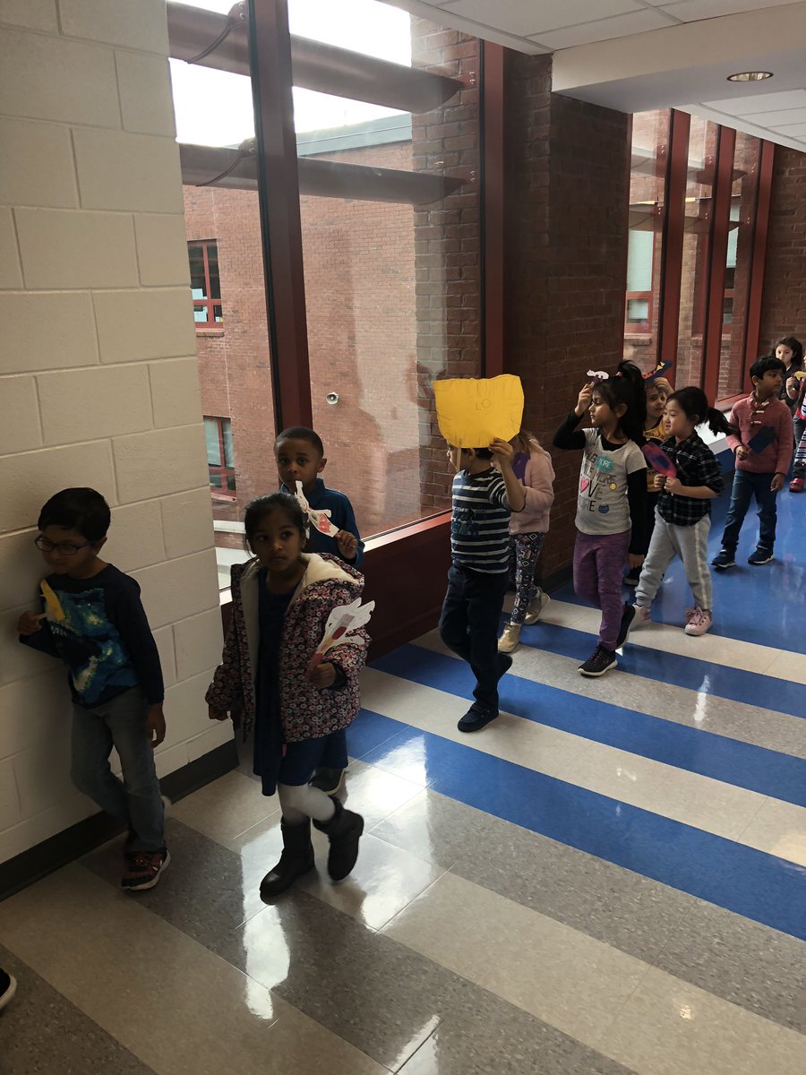 LeanneCSullivan's tweet photo. The cutest Thanksgiving Parade I ever did see! #WestgateES @SommersKinders @MrsZimpelman https://t.co/0J5slJRTEY