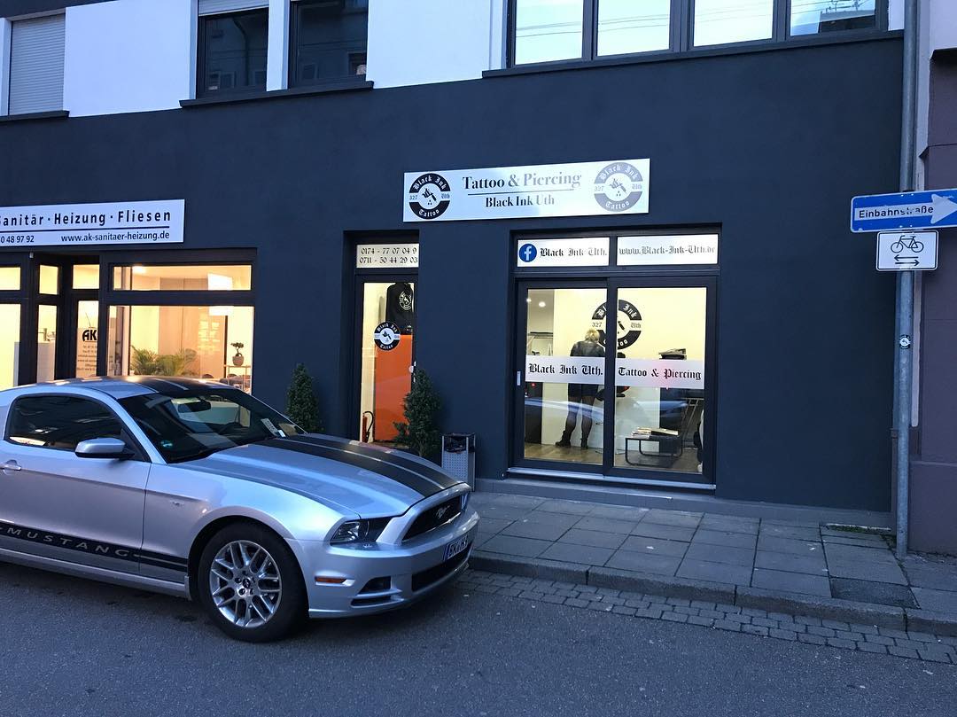 Herzlich Willkommen liebe Tattoofreunde,
 
wir möchten euch willkommen heißen im Tattoo Studio von Black Ink Uth.
Seit 2014 sind wir eure Adresse in Stuttgart-Untertürkheim wenn es um eure Tattowünsche geht. 
 
Wir freuen uns darauf euch kennenzulernen.
 
Euer Black Ink Team