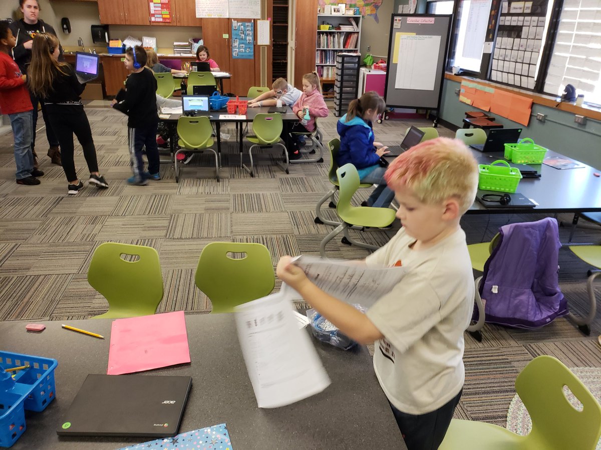 brettabbotts17's tweet photo. As students are preparing to move from intervention to RDC, they use their success criteria to make each table "green" before getting to the carpet! #cbcsd #AchieveMore #CoreCollab @MundtsClass https://t.co/a8NM5F3jIV