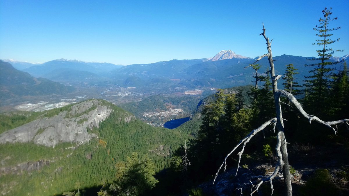 Just beautiful 😍 😍 ... and if you know where you look, you can see #UniversityHeights from here! 
--
#SeatoSky #PanoramaTrail #views #Squamish #WestCoastliving #SquamishLifestyle #Panorama #hike #viewfromthetop #HolbornGrp #ElevatingLIfestyles ModernByNature