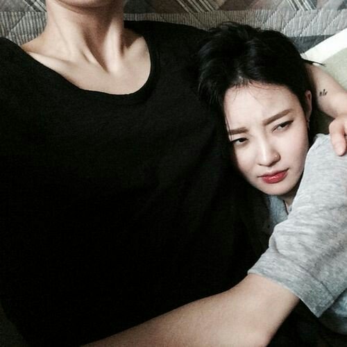 zgseong's tweet photo. 👦:  aku mau pergi dulu.
👧:  hngggg nda mau.
👦:  sebentar.
👧:  gaboyeeeeh :( https://t.co/8hWZG7bWRu