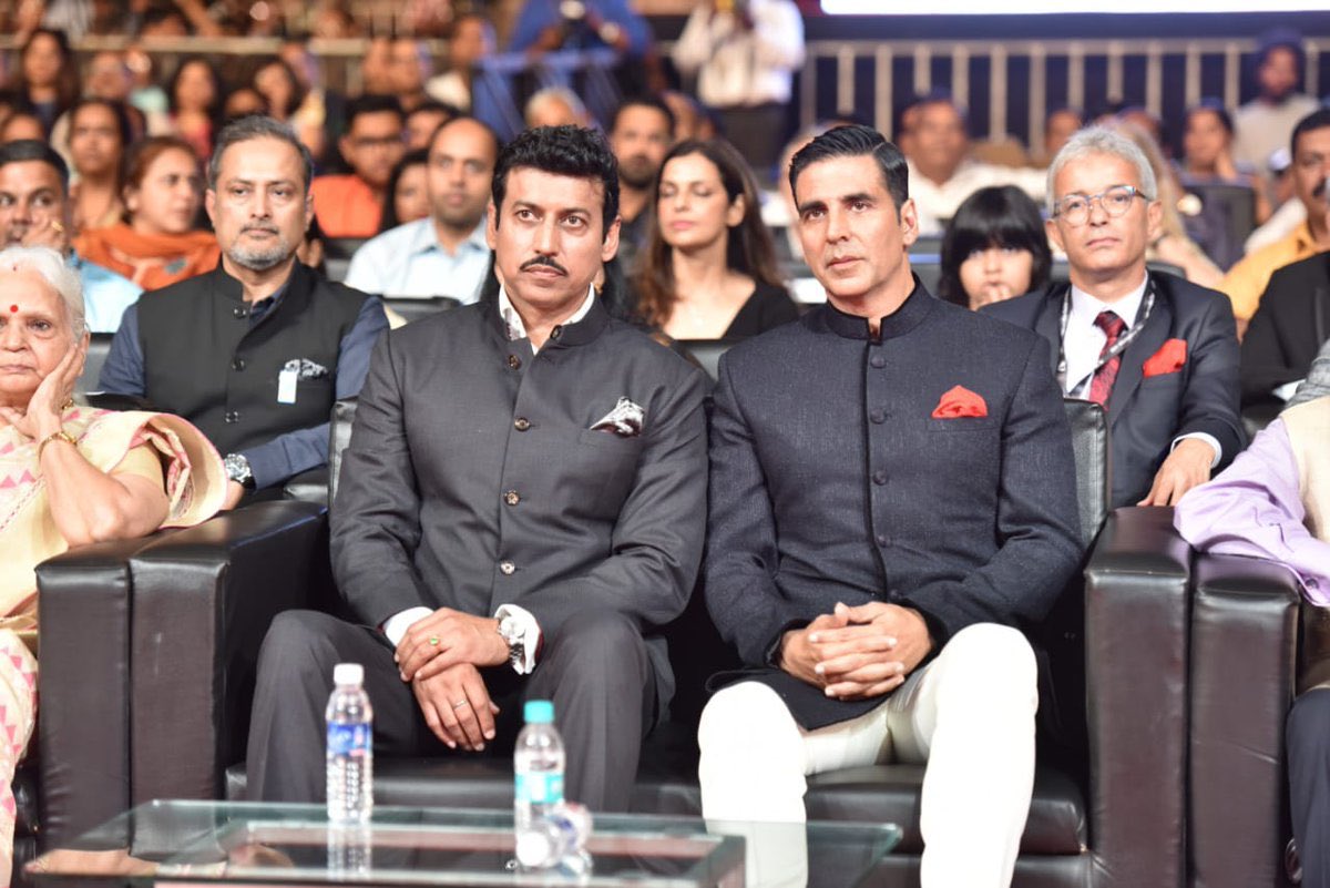 Rajyawardhan Singh Rathore sitting beside Akshay Kumar at IFFI 2018