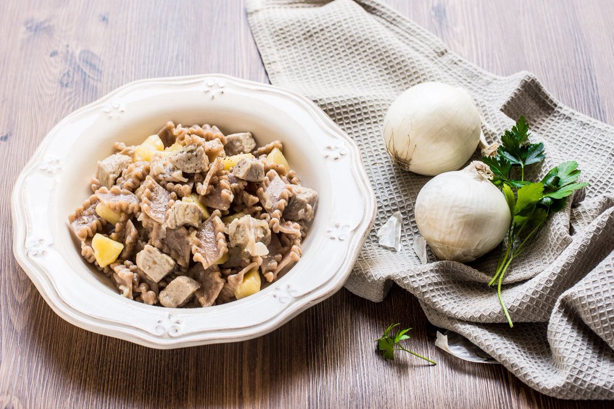 Ci sono piatti ideali per cene in grande stile, che fanno fare un figurone con gli ospiti che sicuramente chiederanno il bis.
Curiosi di scoprire quello di oggi?
Ce lo insegna <a href="/Tery_PeP/">Teresa Balzano</a> 
sfizioso.it/ricetta/pasta-…