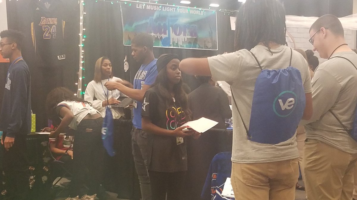 SouthwindFBLA's tweet photo. Our man cave is set. - Let the trading begin. Southwind H.S. students promoting their virtual business, iSports at the Virtual Enterprise Southern Regional Conference. "Your fandom is our reality...iSports" @SouthwindHS @SouthwindEDU @SCS_Certified @JagsOfficialTv @SCSK12Unified https://t.co/SiE3PGUrXd