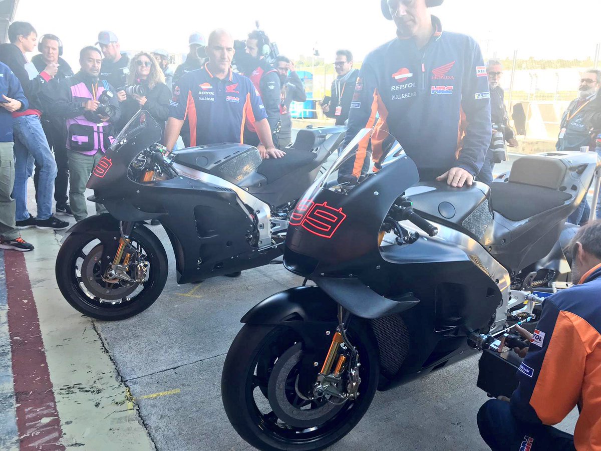 maxbiaggi's tweet image. L'accensione delle nuove moto è sempre un momento magico! #purefun #liferace #encoming19 #newsrason