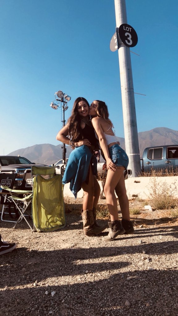 pinkvalencia16's tweet photo. Happy birthday Moe 💛🦋🎉 https://t.co/FtTrgsKyiX