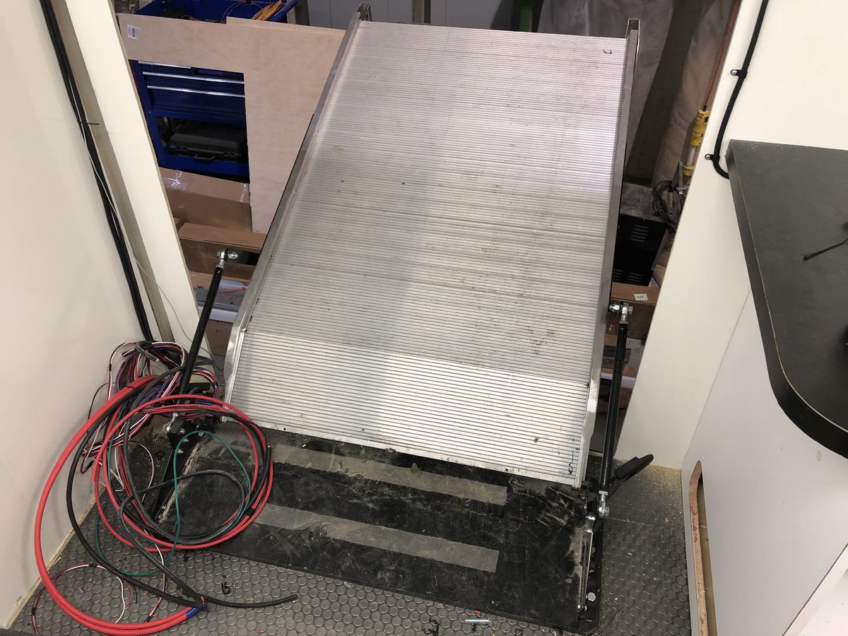 FASTLANE_EV's tweet image. Ease of access? Heavy machinery? Check out this super duty ramp we&apos;re installing! 💪🤖
-
#FastLane #MobileCommand #SpecialOps
#Ramp #SuperDuty #HeavyMachinery #CustomVehicle