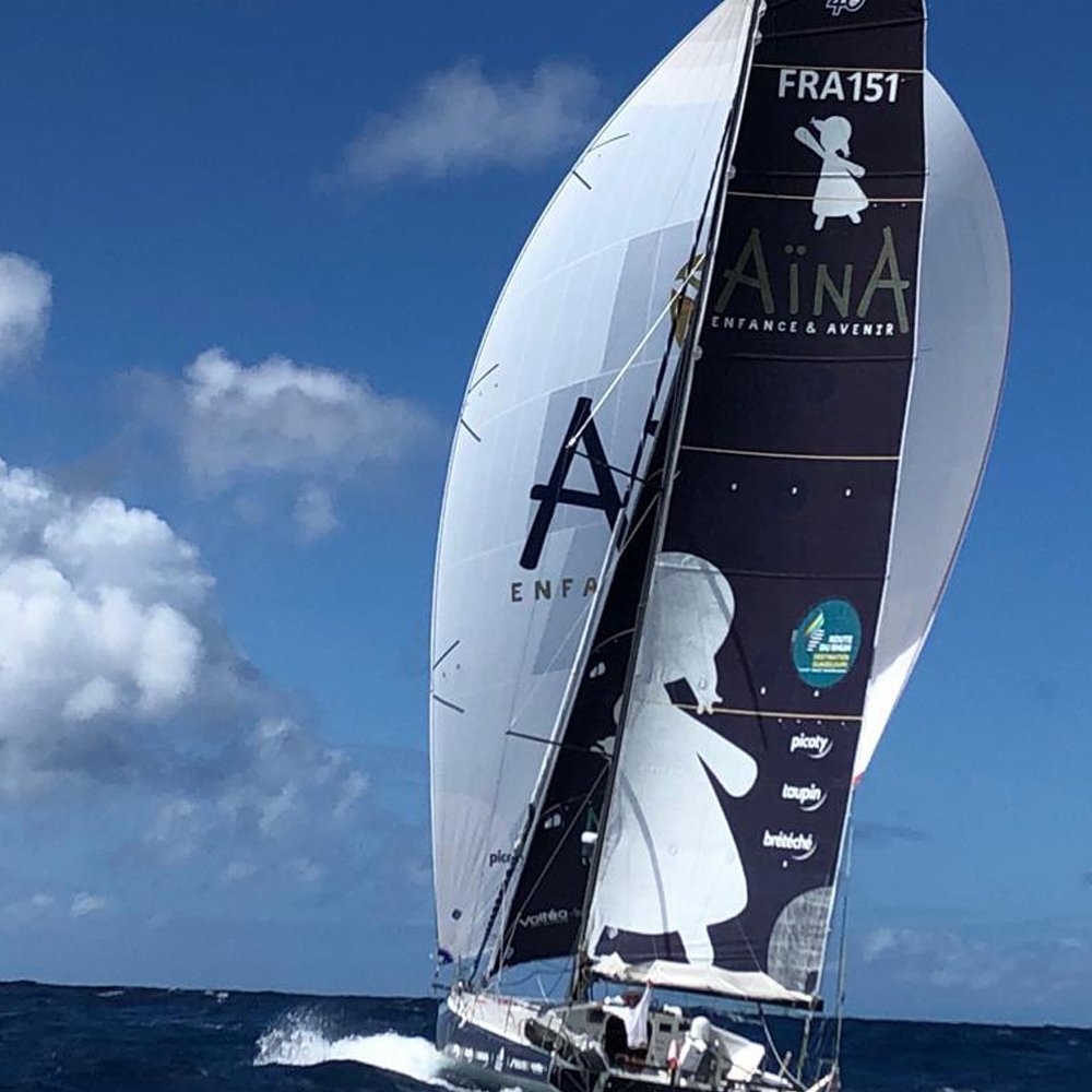 TeamAina151's tweet photo. Terre en vue ! #RDR2018
Aymeric va désormais devoir contourner la Guadeloupe dans des vents plus faibles, tout en gardant sa 2ème position au classement #Class40 https://t.co/8IOj6FiTkE