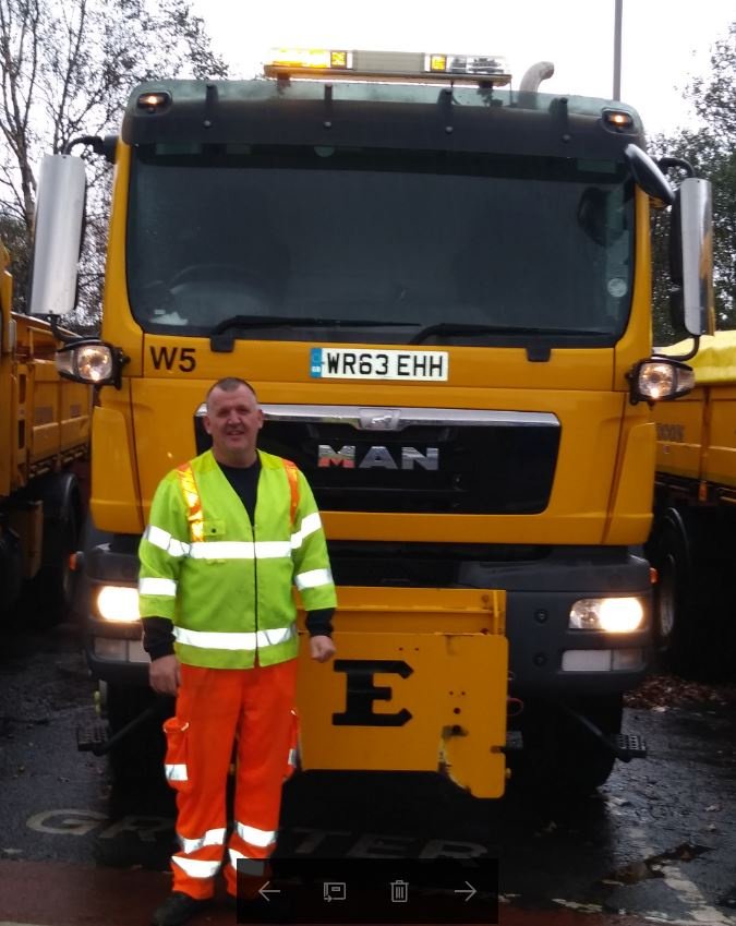 TravelDorset's tweet image. WHAT! Neil O'Hara has loaded the gritting lorries for an early morning shout, he is back in at 01:00am to spread it all about 😉  👌