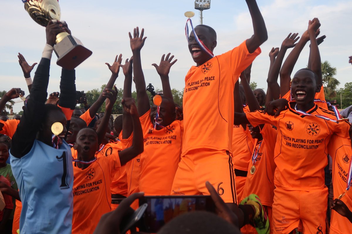 TrinityCollege's tweet photo. “We wanted to bring youth from different tribes or ethnic groups together & enable them to showcase their talents,” explains Ukuch Gabriel Ligol ’19, about his recent #ProjectsForPeace grant & goal for uniting youth in South Sudan w/ soccer. https://t.co/6lA2OiILxp #TrinityGood https://t.co/9ffHhfHUBz