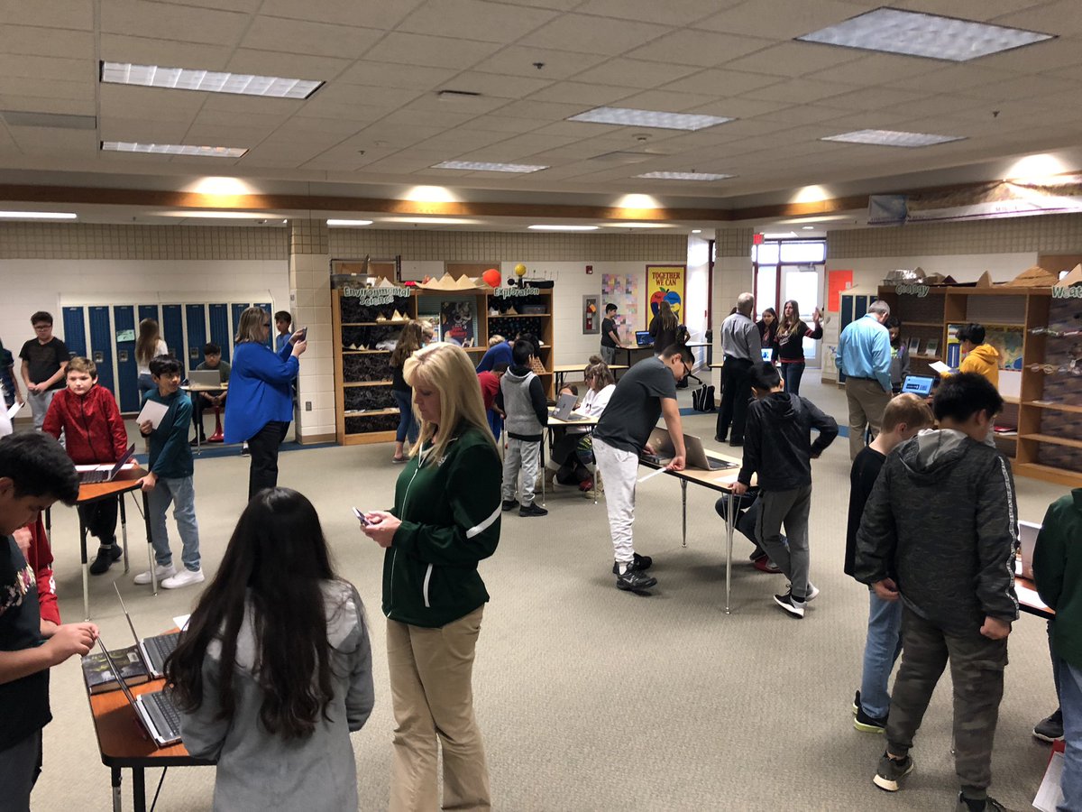 SteveWatts_'s tweet photo. 21st century skills in action at the @wmsfutureready #futurereadysc 6th grade showcase. Enjoyed the Ss presentations and conversation. #sccsd @MrSackmann @MrsJoffer https://t.co/mLILoOOrSK