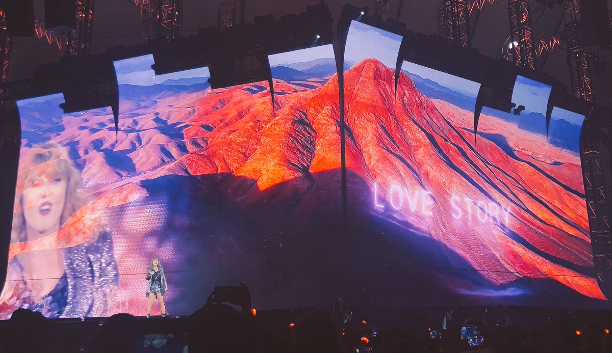 Taylor06Swift28's tweet photo. 最高すぎた。3年待った甲斐があったよ😭😭
席も神席だったしSwiftiesさんたちと沢山写真撮れたし大満足😻😻
明日の公演行きたい...
#Taylorswift #reptationtour #repTourTokyo #reptation https://t.co/oDqukbiNhP