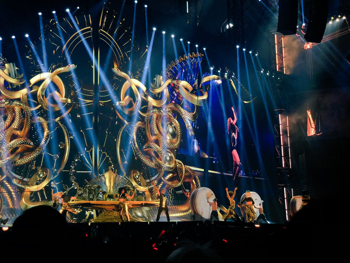 Taylor06Swift28's tweet photo. 最高すぎた。3年待った甲斐があったよ😭😭
席も神席だったしSwiftiesさんたちと沢山写真撮れたし大満足😻😻
明日の公演行きたい...
#Taylorswift #reptationtour #repTourTokyo #reptation https://t.co/oDqukbiNhP