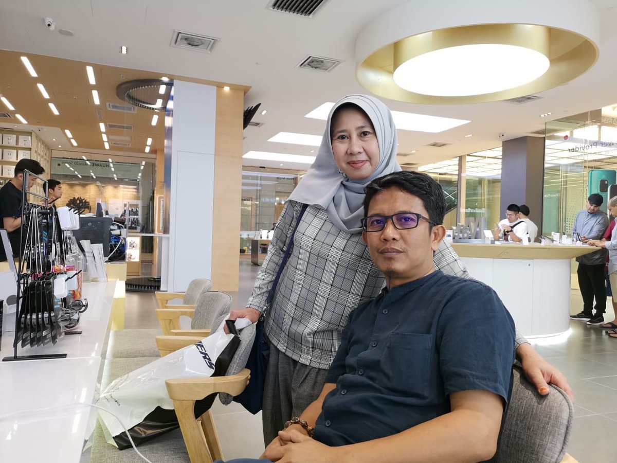 zakir_sabara's tweet photo. Bukanji apa-apa, cuma tes camera Hp tim produksi cabin canteen campus FTI-UMI Makassar, #huwawei #mate #20pro #huaweimate20pro https://t.co/zLLvJsguY2