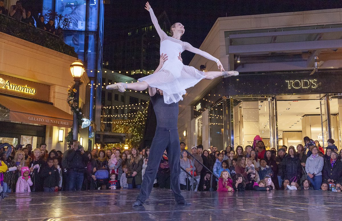 AtlantaBallet's tweet photo. We loved ringing in the holiday season with you and Atlanta Ballet 2 this weekend at The Shops Buckhead Atlanta 🔔🎁🎄 What was your favorite part of the evening? #AtlantaBallet2 #AB2 #teamAB #HolidayKickOff #Holiday

|| Photos by Kim Kenney. https://t.co/lnqVrOuM7S