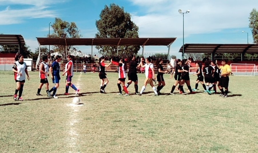 noticabos's tweet photo. El Fútbol femenil crece en Apaseo el Alto https://t.co/8glwXmZkC6 https://t.co/6E1g8JuWrD