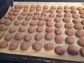 Moniquemk63's tweet photo. Op dinsdag bakken cliΓ«nten van @odion Boelenspark met vaste vrijwilligster iets lekkers voor bij de koffie/thee. Vandaag natuurlijk kruidnoten, beter bekend als #moppies in #Volendam. #sinterklaas #dietijdvanhetjaar https://t.co/AOjHdnLssd