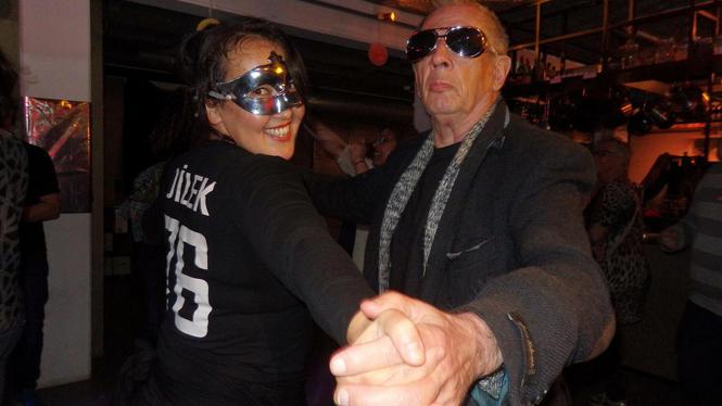 Ooit van de geluksdisco gehoord? Bewonerscoöperatie Westside Slotermeer uit #Amsterdam wordt gedraaid door bewoners met verschillende hobby's en projecten. Er gebeurt veel: van fashionmarkt, geluksdisco tot voedselbank. lsabewoners.nl/dinsdag-ledend… #dinsdagledendag