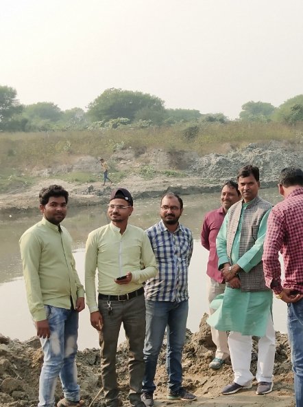 gaganpratap2's tweet image. सरायंन जो कि दम तोड़कर एक नाले में तब्दील होती देखकर नदी को फिर से जीर्णोद्धार करने का एक प्रयास किया *माननीय सदर विधायक राकेश राठौर जी* ने अपने निजी खर्च से नई पोक लैण्ड मशीन मंगाकर आज 51 वें दिन सफाई पर एक नजर - - -