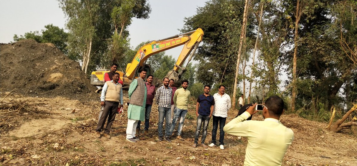 gaganpratap2's tweet image. सरायंन जो कि दम तोड़कर एक नाले में तब्दील होती देखकर नदी को फिर से जीर्णोद्धार करने का एक प्रयास किया *माननीय सदर विधायक राकेश राठौर जी* ने अपने निजी खर्च से नई पोक लैण्ड मशीन मंगाकर आज 51 वें दिन सफाई पर एक नजर - - -