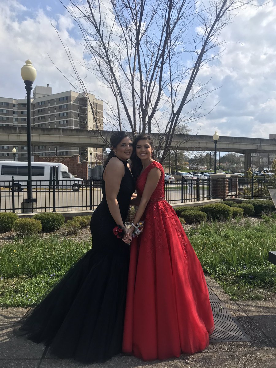 LydiaBowers14's tweet photo. Happy birthday b!! Hope 19 is the best yet, love and miss u💛🥳🥳🤩@b_pick13 https://t.co/83LgAPUfYP