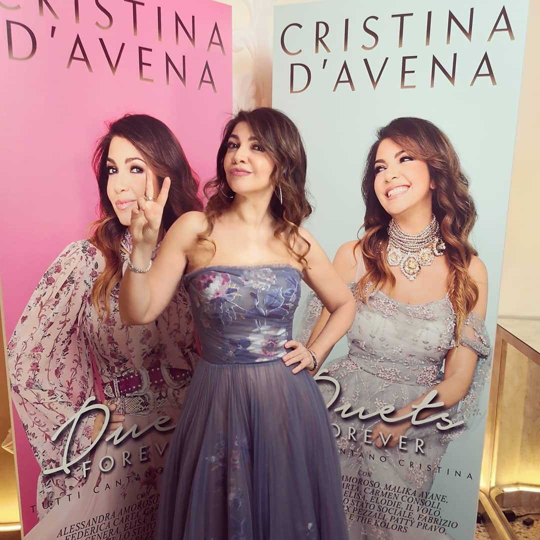 WARNERMUSICIT's tweet photo. ✌🏻
@CristinaDAvena come una principessa delle favole per la presentazione di #DuetsForever. 
Fuori venerdì.
Tutti pronti a cantare Cristina? 🎤

Pre ordina qui: https://t.co/xmu7uKBiQE

#CristinaDAvena https://t.co/YYHt7GGZ5R