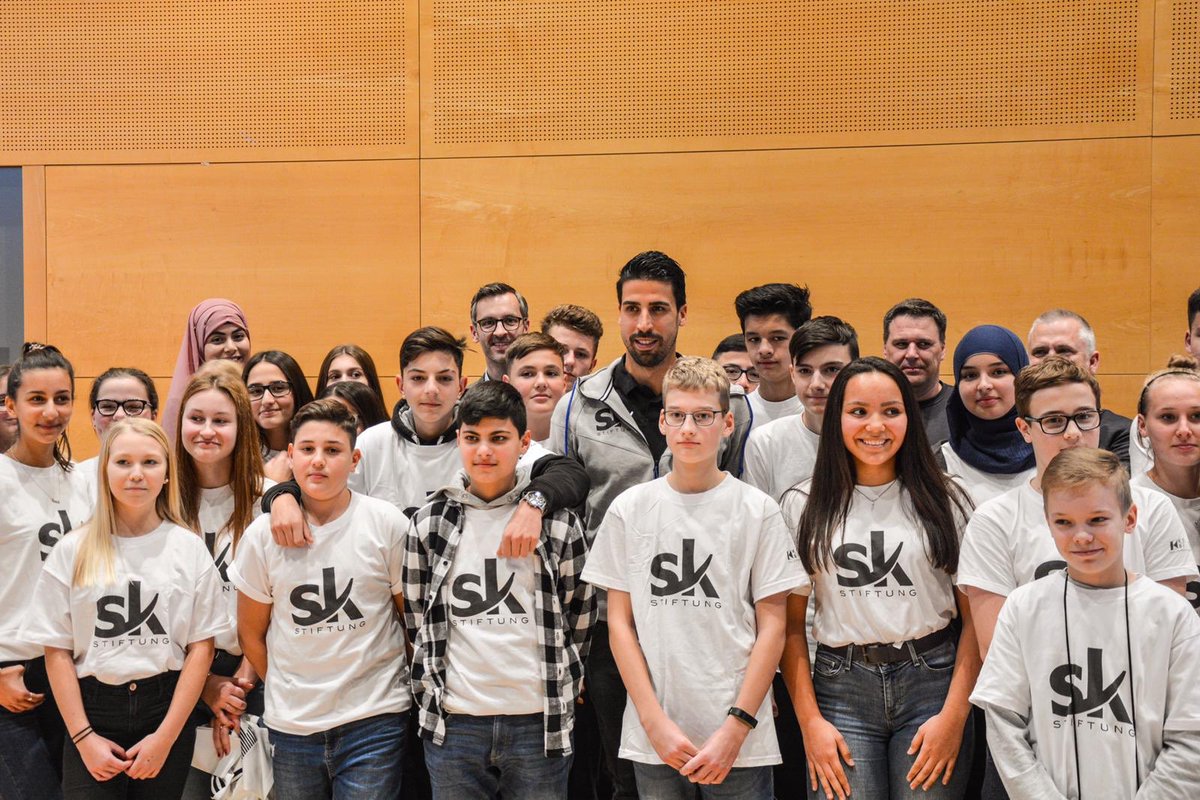 Es hat mich sehr gefreut, gestern Zeit mit einigen der 120 Schรผler zu verbringen, die an der Nachhilfe-Aktion teilgenommen haben. Danke an das Kolping-Bildungswerk und die vier Schulen, die an der Aktion teilgenommen haben. #SamiKhediraStiftung #Stuttgart #Zukunft