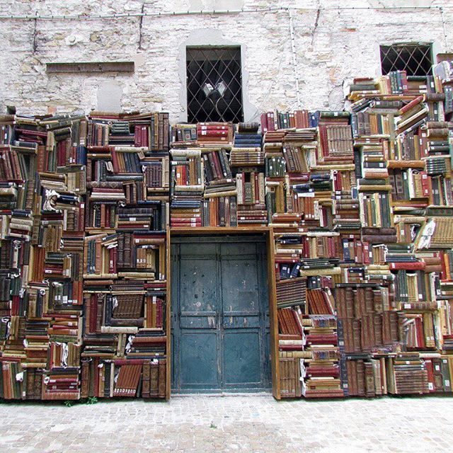 Стена из книг в интерьере. Книжные полки. Стеллаж для книг. Найти книгу стен. Гобелен с книжными полками.