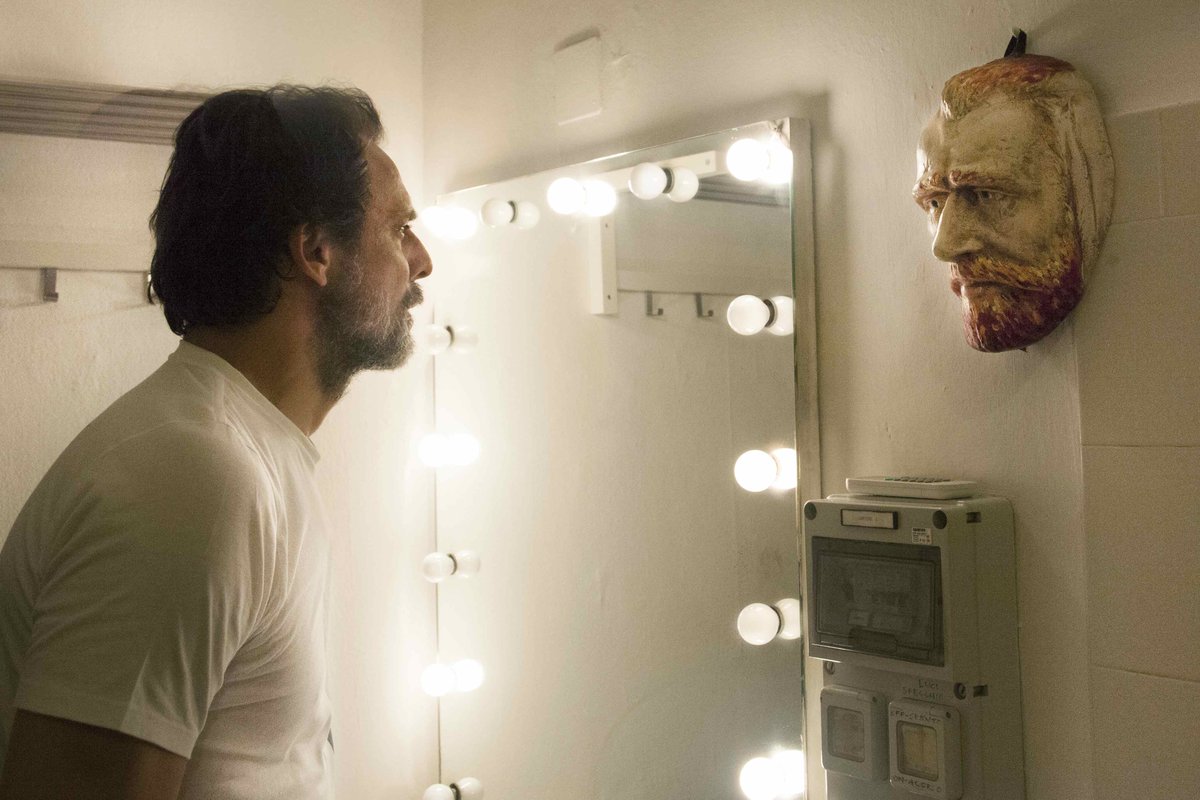 TeatroManzoni's tweet photo. #Dietrolequinte con... #AlessandroPreziosi, a tu per tu con #VanGogh! 
Alessandro torna in scena questa sera in "Vincent Van Gogh, l'odore assordante del bianco" e sarà al #TeatroManzoni fino al 2 dicembre.

Info e biglietti: https://t.co/OTRvKdxG23
#IoVadoAlManzoni https://t.co/k0yoIJ8R40