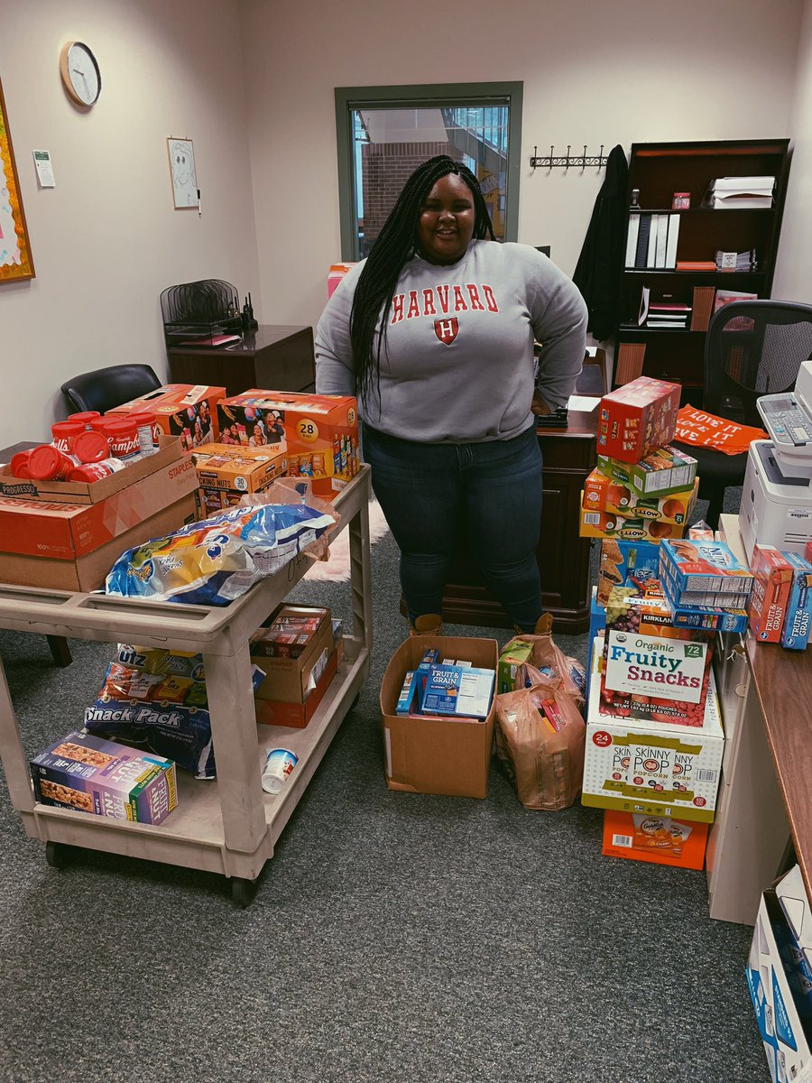 ZyahnaB's tweet photo. 1 in 6 families in cville live w/ food insecurities. 

For my 18th birthday, I collected over 1800 items to donate to my school’s snack closet, which is pretty much a food bank for students who don’t have food.

Shoutout to the community for helping make this happen!
#BKN https://t.co/bY3pinNAuT