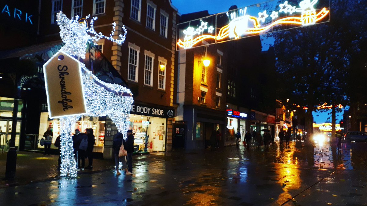 ShrewsburyCops's tweet photo. 6148 - A wet evening for #footpatrol in the Town #shrewdolf still looks festive though #localpolicing #police #pcso #christmaslights #christmas https://t.co/QnCT2raqka