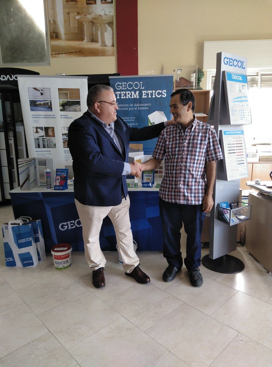 GECOLoficial's tweet photo. Nuestro Técnico-Comercial @AMillanGECOL están con un Punto de Venta Activo en las instalaciones de nuestro cliente Vidal Román Román,  La Viñuela ( Málaga) en la foto con Francisco Román Jefe de compras.
#GECOLequipo #SiempreCerca #GECOLpva https://t.co/KT8719LB8D