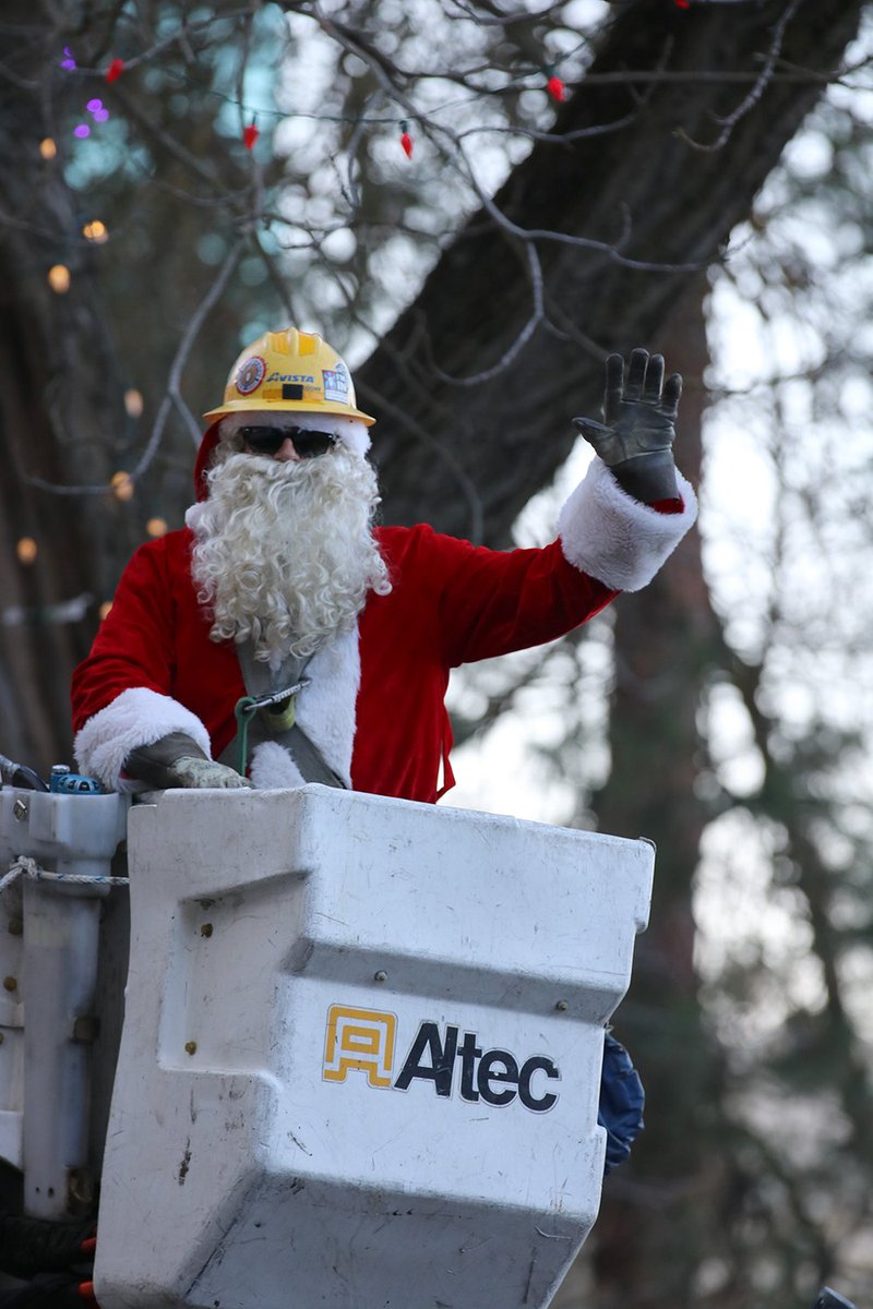 AvistaUtilities's tweet photo. Avista Santa at Cowley Park in Spokane, hanging lights high into the trees for the patients at Sacred Heart Children's Hospital. @providence_phc @ExtremeTeamKXLY @MarkPKXLY #Community #MakingSpiritsBright https://t.co/D0wyp1RduW